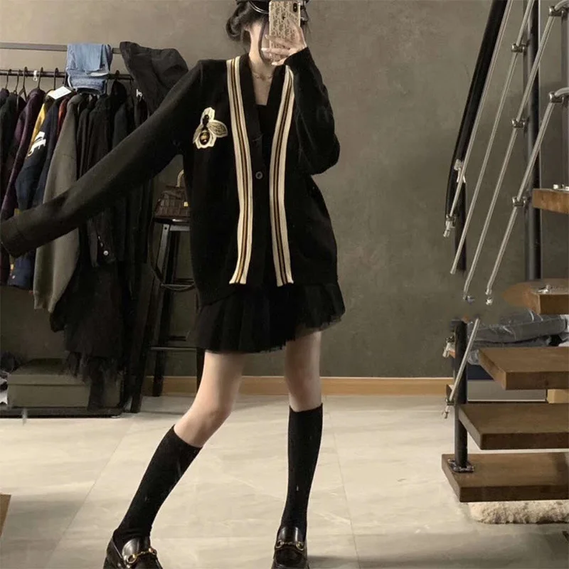 Popular Single-Product High-Quality Single-Breasted Contrast Rmbroidery Small Bee Knitted Sweater Ladies Fall Trend New Wool Top
Popular Single-Product High-Quality Single-Breasted Contrast Rmbroidery Small Bee Knitted Sweater Ladies Fall Trend New Wool Top