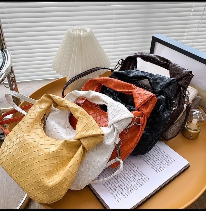 New fashion popular woven cloud bag ins net red foreign style handbag women's one shoulder slant span Bag Mini Wallet
New fashion popular woven cloud bag ins net red foreign style handbag women's one shoulder slant span Bag Mini Wallet