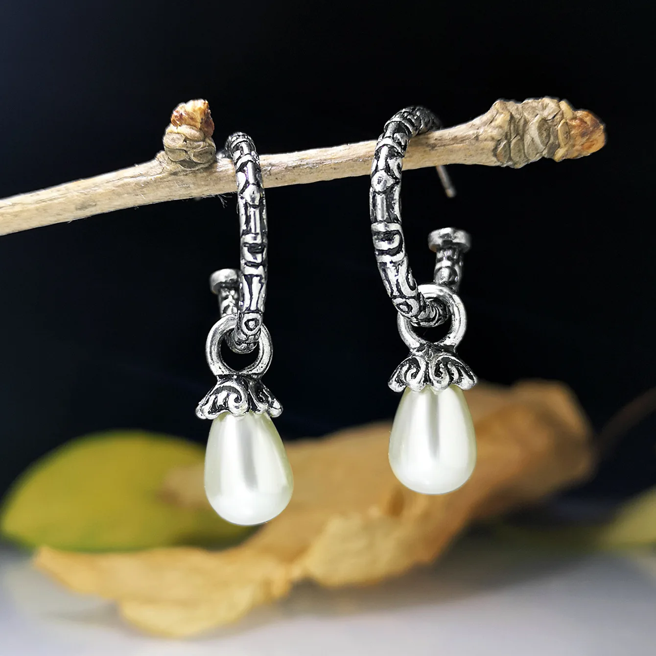 Personalized Baroque White Pearl Earrings Gothic Retro Creative Carved Large C-shaped Earrings Jewelry Banquet Party Gift
Personalized Baroque White Pearl Earrings Gothic Retro Creative Carved Large C-shaped Earrings Jewelry Banquet Party Gift