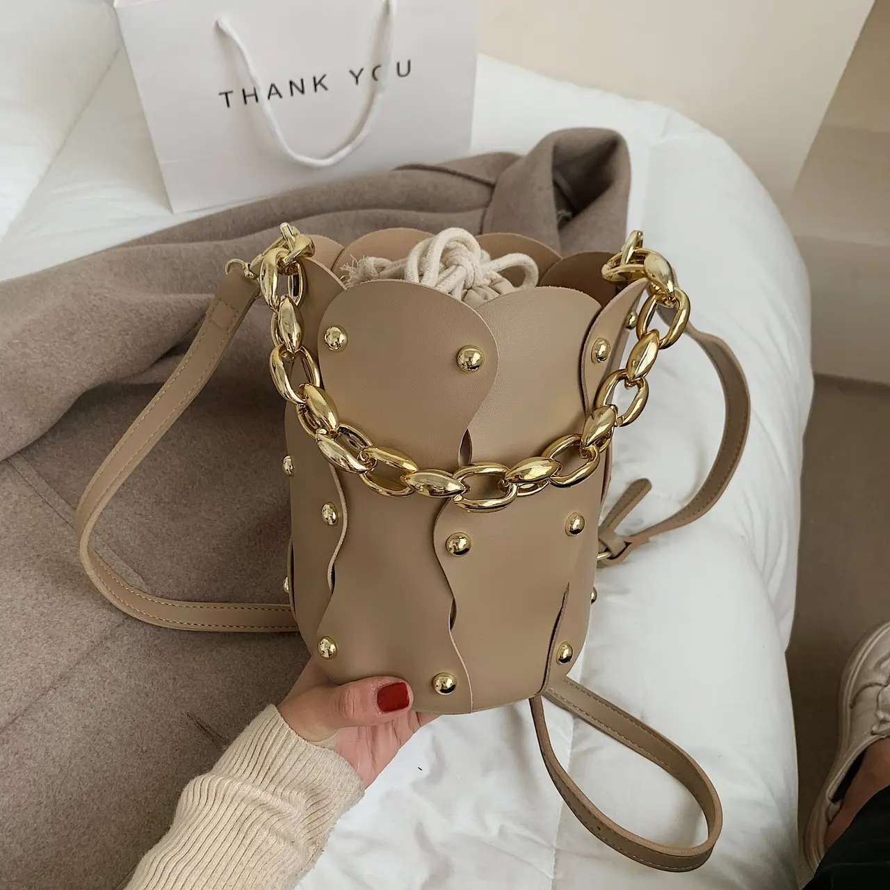2021 New Fashion Messenger Bag PU Leather Handbags For Women Round Bucket With Rivet Luxury Bags Suitable For Spring Summer
2021 New Fashion Messenger Bag PU Leather Handbags For Women Round Bucket With Rivet Luxury Bags Suitable For Spring Summer