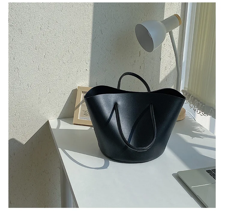 Large Capacity Bucket Bag 2021 Simple Leather Shoulder Bags Women's Bag Trend Elegant Handbags Female Travel Totes Lady Hand Bag
Large Capacity Bucket Bag 2021 Simple Leather Shoulder Bags Women's Bag Trend Elegant Handbags Female Travel Totes Lady Hand Bag