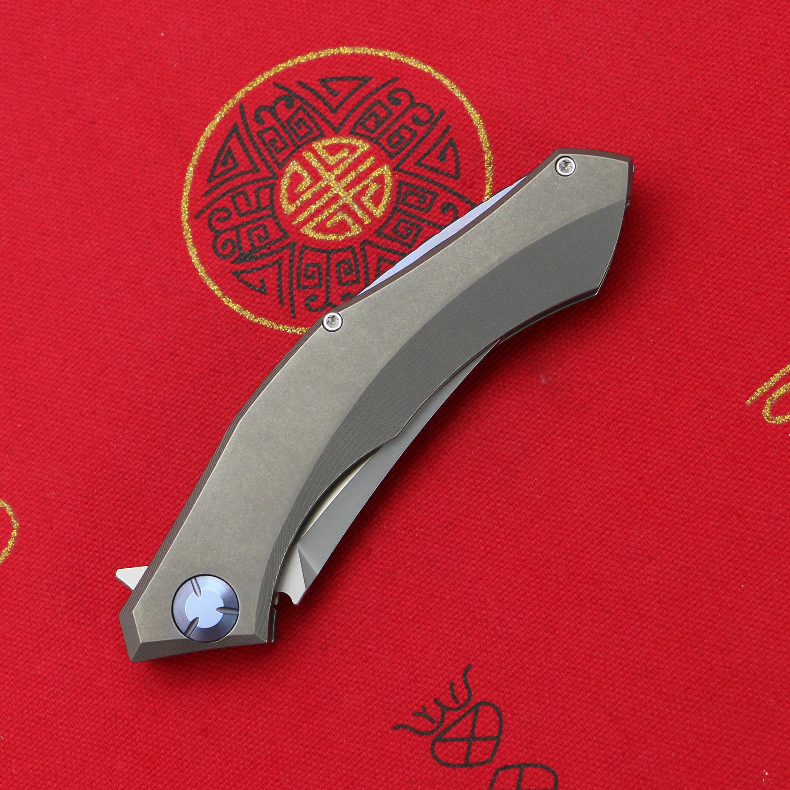 Green Thorn Curling Lapel Folding Knife D2 Steel Blade + Titanium Alloy Handle Outdoor Camping Hunting Pocket Fruit Knife Tools
Green Thorn Curling Lapel Folding Knife D2 Steel Blade + Titanium Alloy Handle Outdoor Camping Hunting Pocket Fruit Knife Tools