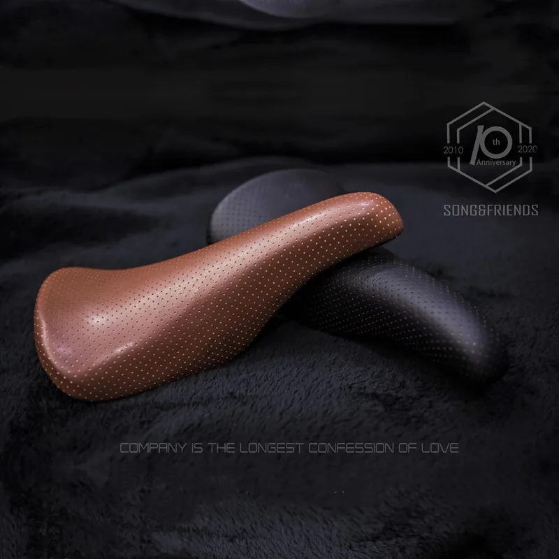 Retro Bicycle Seat Racing Saddle PU Leather With Hole For Fixed Gear BMX Bike Cycling Parts 3 Colors Accessories Fixie Cushion
Retro Bicycle Seat Racing Saddle PU Leather With Hole For Fixed Gear BMX Bike Cycling Parts 3 Colors Accessories Fixie Cushion