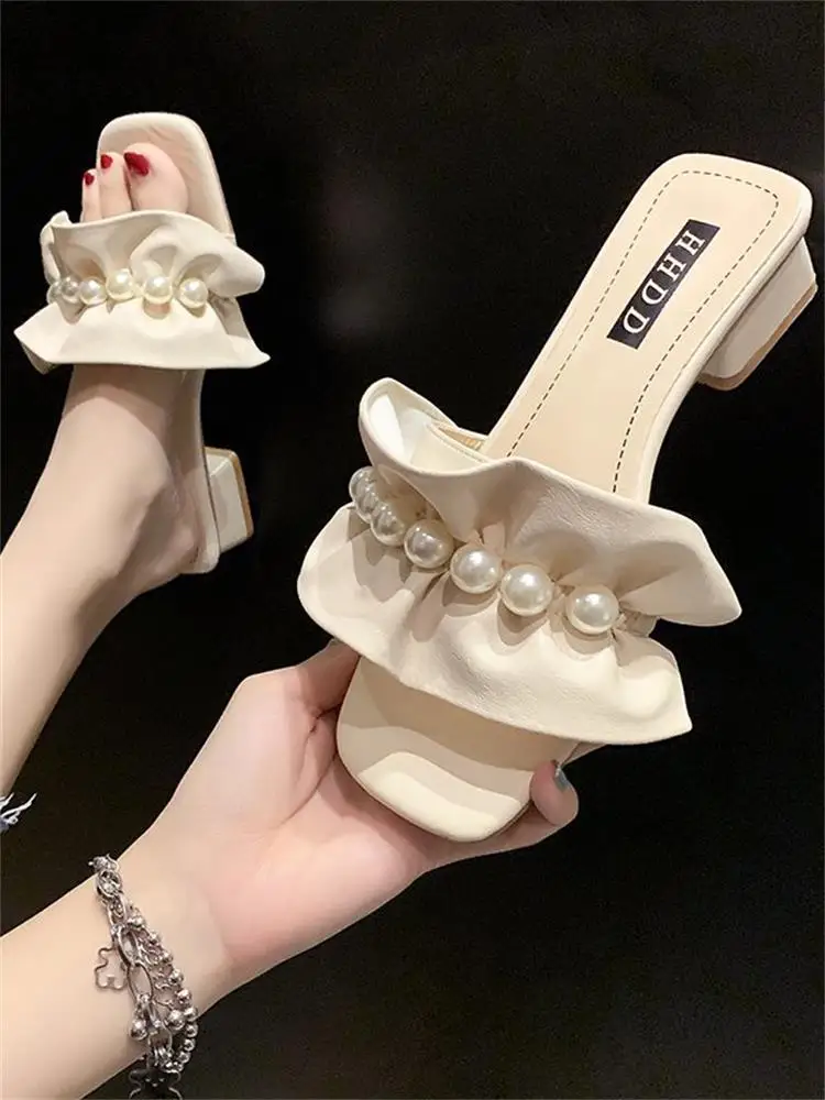 Summer new ladies casual slippers exquisite fashion ruffled pearl open-toe square toe low-heel beach shoes for outer wear.
Summer new ladies casual slippers exquisite fashion ruffled pearl open-toe square toe low-heel beach shoes for outer wear.