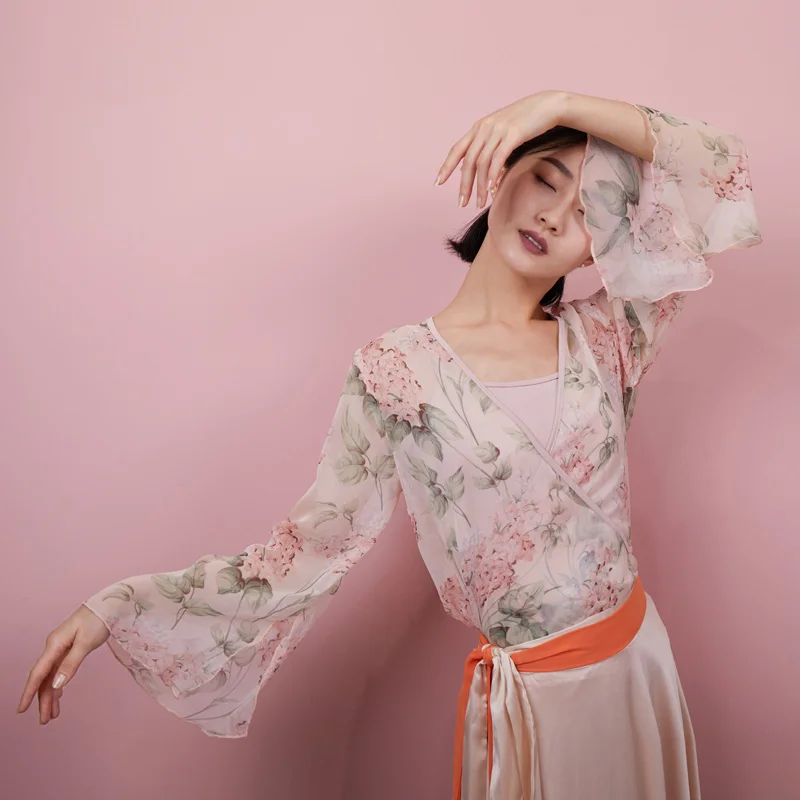 Chinese Folk Dance Wear For Women Classical Dance Tops Fairy Stage Costume Dancer Outfit Designer Clothes Practice Wear JL2226
Chinese Folk Dance Wear For Women Classical Dance Tops Fairy Stage Costume Dancer Outfit Designer Clothes Practice Wear JL2226