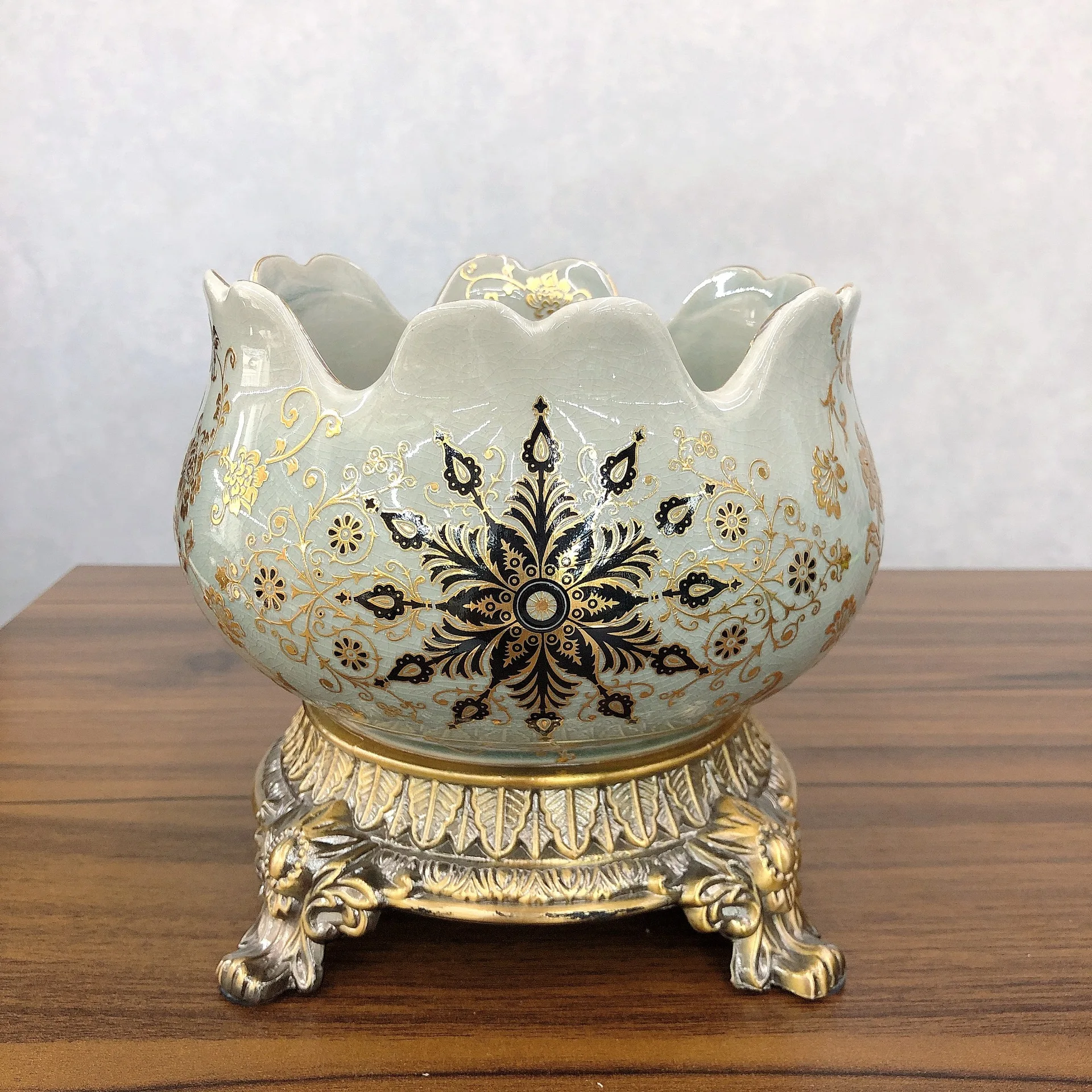 Modern simple light luxury creative small fruit plate North European style porch decoration alloy ceramic storage snack tank
Modern simple light luxury creative small fruit plate North European style porch decoration alloy ceramic storage snack tank