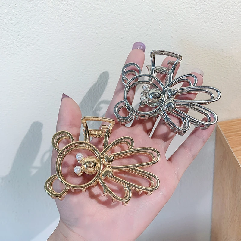 2021 New Metal Bear Hollow Clip Summer Women Autum Winter Head Clip Elegant Temperament Ponytail Hair Clip Bath Clip Accessorise
2021 New Metal Bear Hollow Clip Summer Women Autum Winter Head Clip Elegant Temperament Ponytail Hair Clip Bath Clip Accessorise