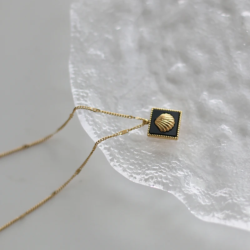 DAVINI Black Square Shell Pendant Necklaces Minimalist Titanium Thin Clavicle Chain Necklaces For Women Girl MG503 
DAVINI Black Square Shell Pendant Necklaces Minimalist Titanium Thin Clavicle Chain Necklaces For Women Girl MG503