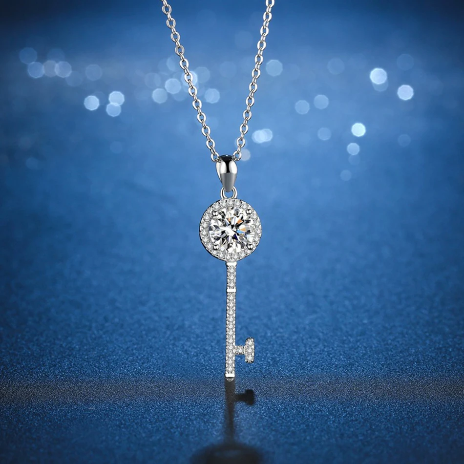 New Fashion Luxury Jewelry Key Shape Pendant D Color 1ct Moissanite s925 Sterling Silver Necklace Women Party Birthday Gift
New Fashion Luxury Jewelry Key Shape Pendant D Color 1ct Moissanite s925 Sterling Silver Necklace Women Party Birthday Gift
