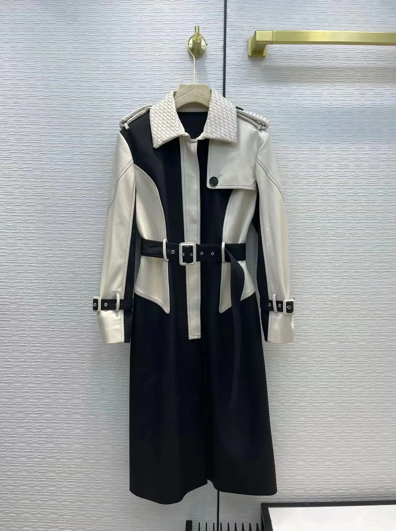 Runway Design Luxury 100% Sheepskin Long Jacket Women 2021 New Fashion Real Leather Color Patchwork Belt Coat Outwear
Runway Design Luxury 100% Sheepskin Long Jacket Women 2021 New Fashion Real Leather Color Patchwork Belt Coat Outwear