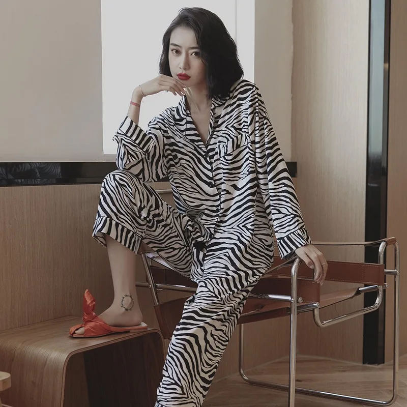 Maison Gabrielle 2021 Spring New Zebra Stripe Printed Pajamas Set Silk Satin Sleepwear Lougewear for Women 2 Pieces Long Sleece
Maison Gabrielle 2021 Spring New Zebra Stripe Printed Pajamas Set Silk Satin Sleepwear Lougewear for Women 2 Pieces Long Sleece