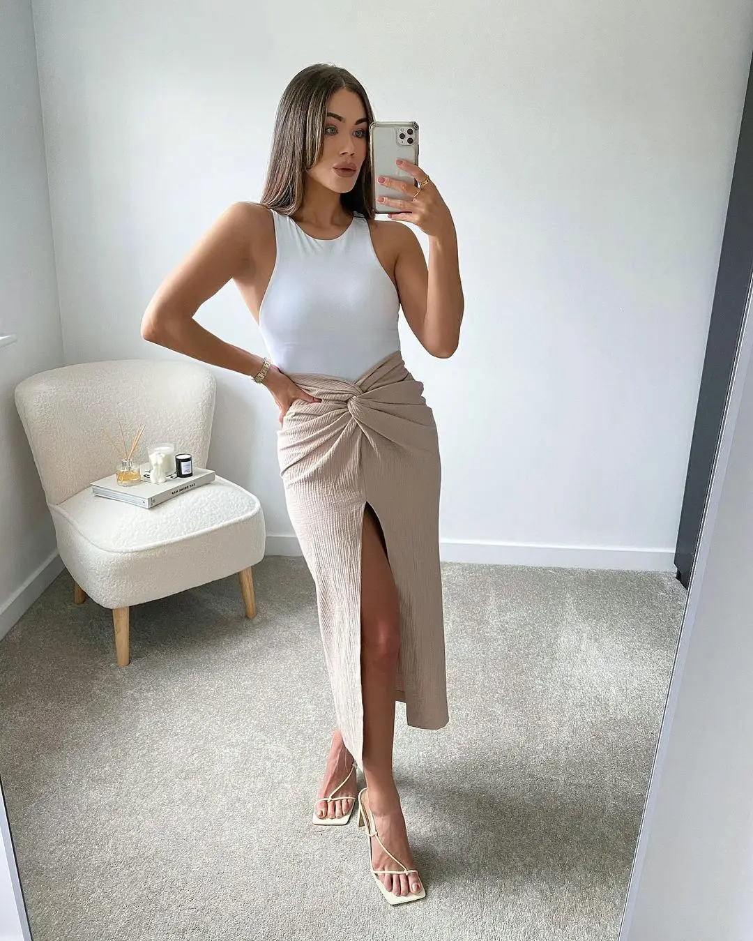 FAKUNTN American Niche European and Design, Texture Knotted Midi Skirt, Female Temperament, High Waist, Thin Mid-length Skirt
FAKUNTN American Niche European and Design, Texture Knotted Midi Skirt, Female Temperament, High Waist, Thin Mid-length Skirt