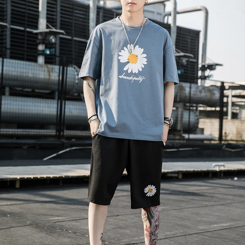 Костюм спортивный мужской из двух предметов, шорты и футболка, Модный корейский стиль, Харадзюку, принт с маргаритками, летняя одежда
Костюм спортивный мужской из двух предметов, шорты и футболка, Модный корейский стиль, Харадзюку, принт с маргаритками, летняя одежда