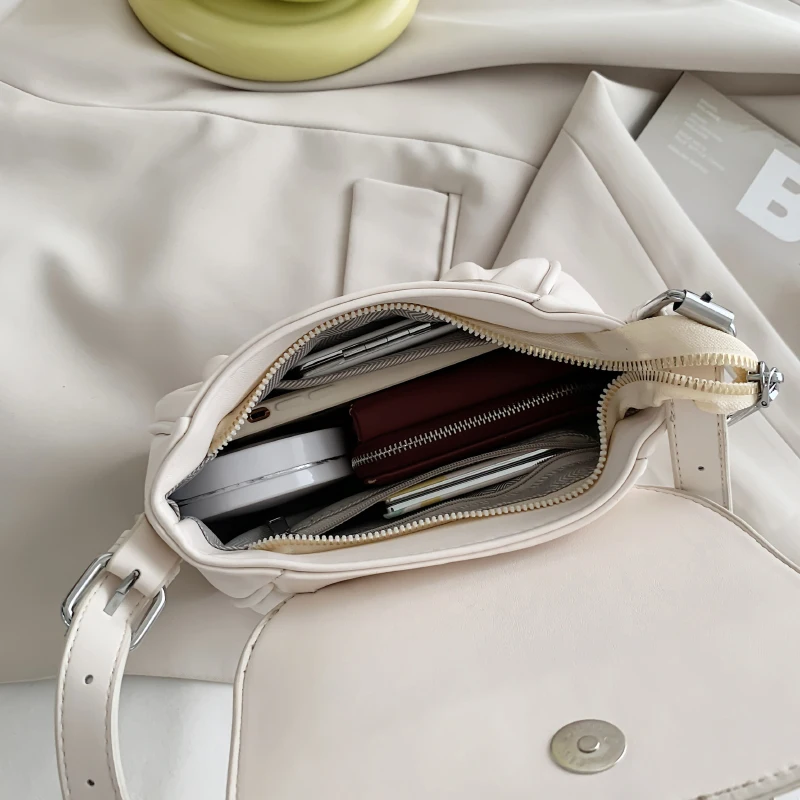 Niche high-end minimalist saddle-shaped folding cloud bag 2021 summer new trend cross-body one-shoulder casual female bag
Niche high-end minimalist saddle-shaped folding cloud bag 2021 summer new trend cross-body one-shoulder casual female bag