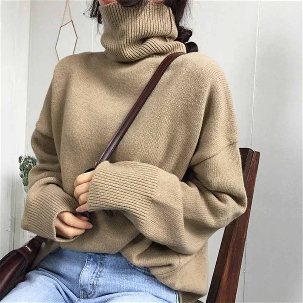 Женский свитер с высоким воротником свободного покроя 
Женский свитер с высоким воротником свободного покроя