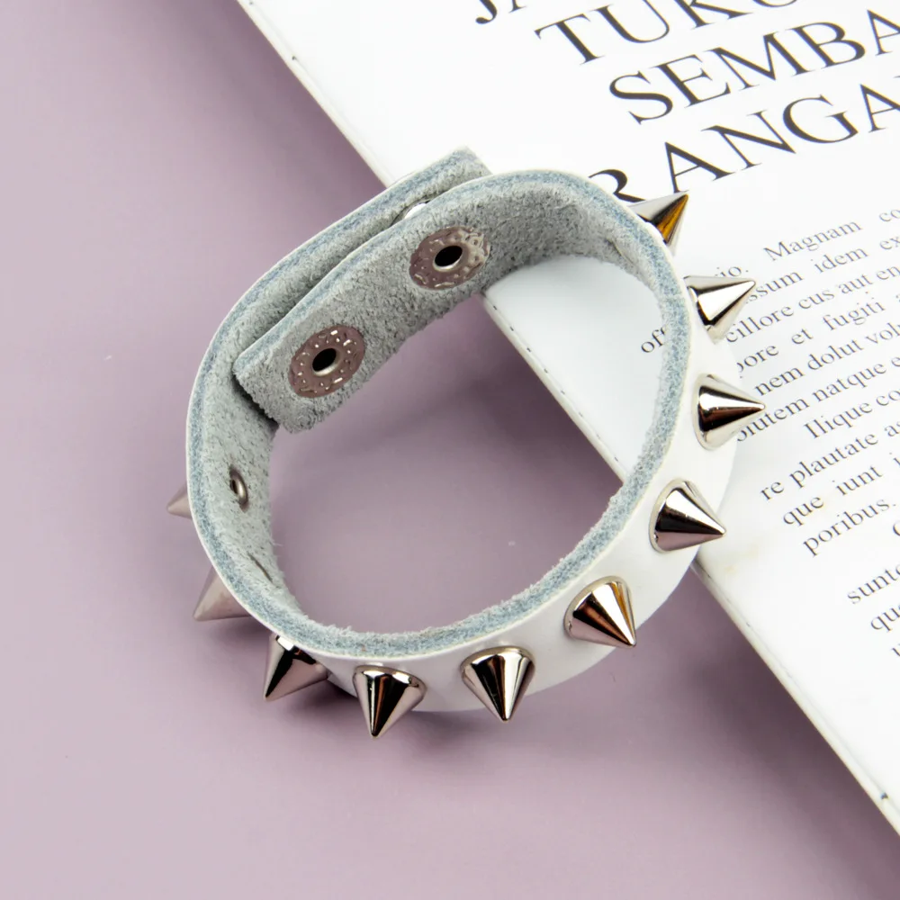 2021 latest European and American fashion leather bracelet punk style non-mainstream rivet leather bracelet
2021 latest European and American fashion leather bracelet punk style non-mainstream rivet leather bracelet