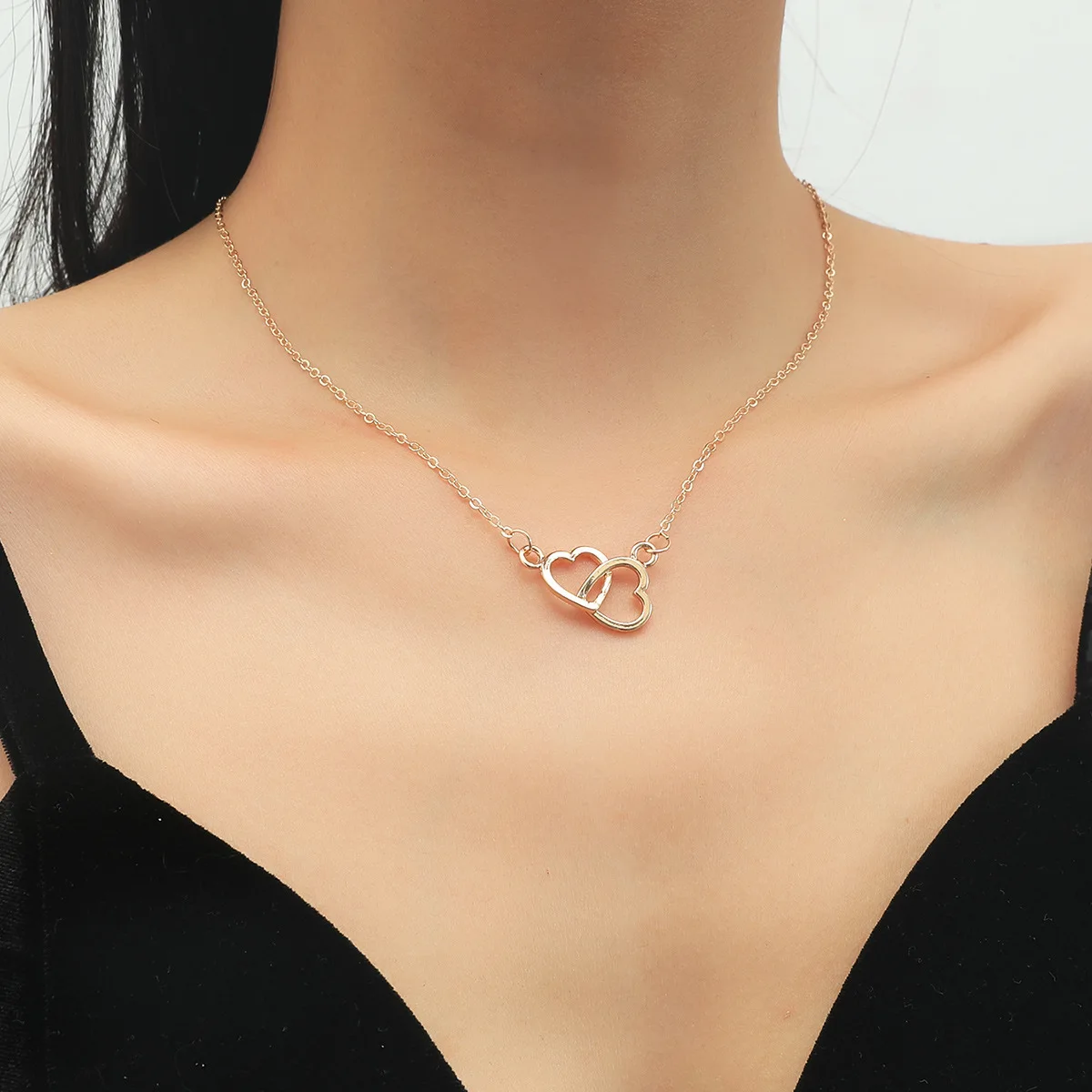 

New Fashion Love Double Heart-shaped Connected Hollow Pendant Necklace for Women Light Luxury Female Clavicle Chain Couple Gifts