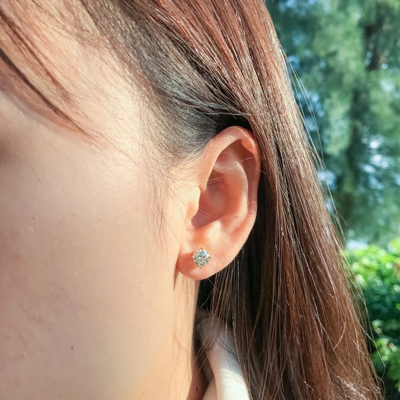 AINUOSHI Simple Round Cut 0.5ct/1.0ct Moissanite Stud Earrings For Women 925 Silver Jewelry Gifts 
AINUOSHI Simple Round Cut 0.5ct/1.0ct Moissanite Stud Earrings For Women 925 Silver Jewelry Gifts