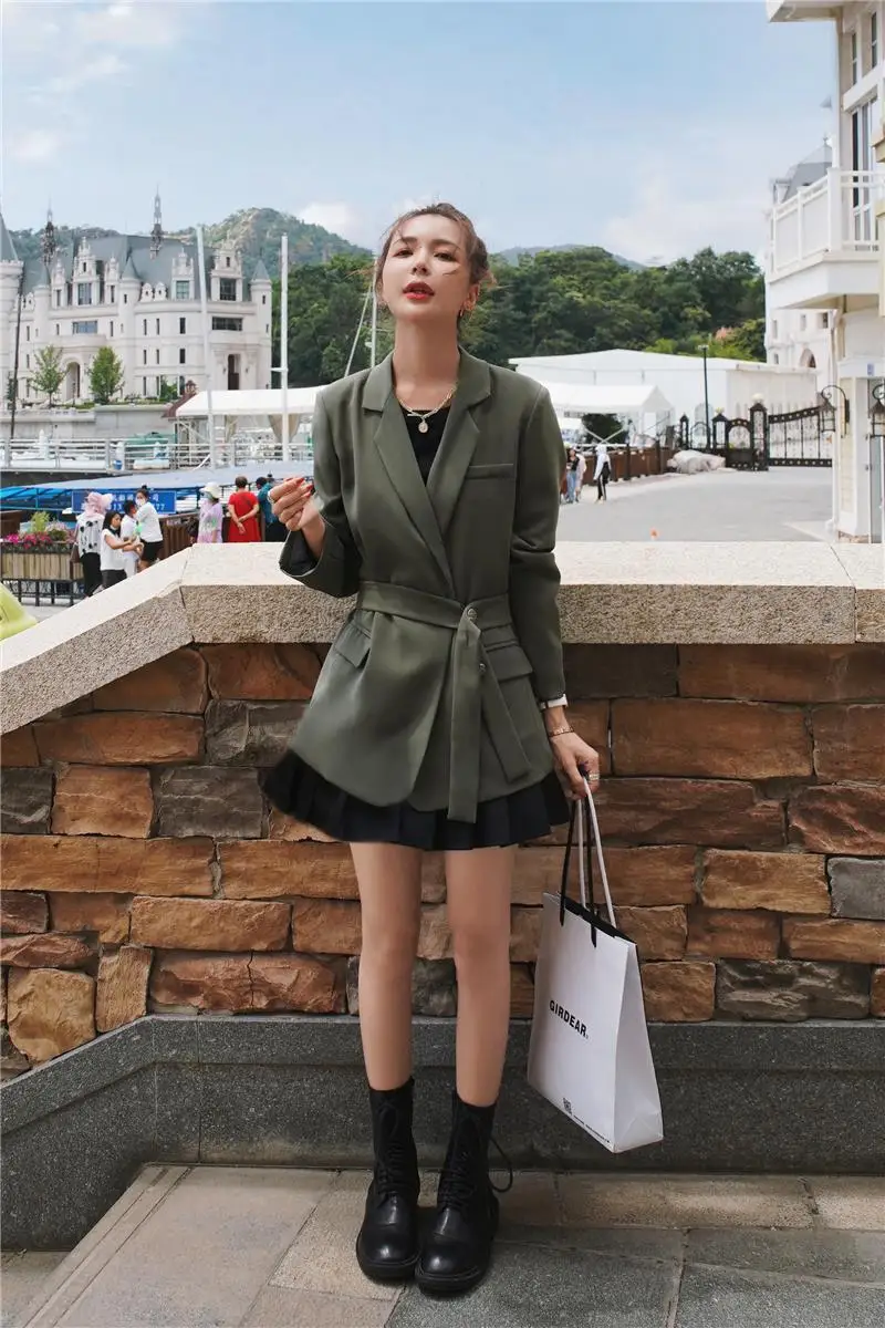 Women Green Waistband Button Split Blazer New Lapel Long Sleeve Loose Fit Jacket Fashion Tide Spring Autumn 2021
Women Green Waistband Button Split Blazer New Lapel Long Sleeve Loose Fit Jacket Fashion Tide Spring Autumn 2021