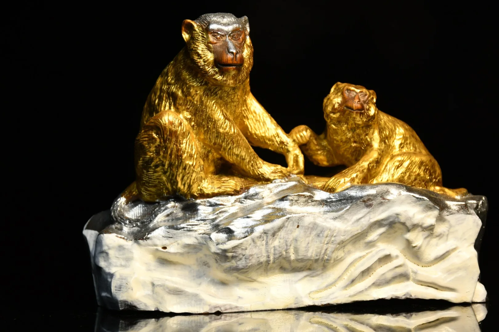 5"China Folk Collection Old Boxwood Gilt Monkey statue Mother and Child Monkey Affection Office Ornaments Town House Exorcism 
5"China Folk Collection Old Boxwood Gilt Monkey statue Mother and Child Monkey Affection Office Ornaments Town House Exorcism