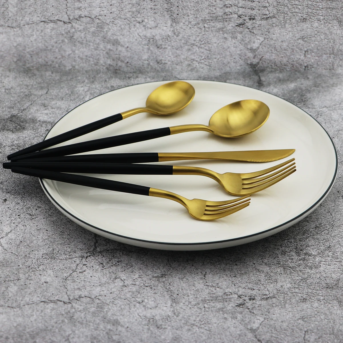 Western Black Gold Cutlery Set 18/10 Stainless Steel Dinnerware Dessert Knife Fork Spoon Tableware Set High Quality Silverware
Western Black Gold Cutlery Set 18/10 Stainless Steel Dinnerware Dessert Knife Fork Spoon Tableware Set High Quality Silverware