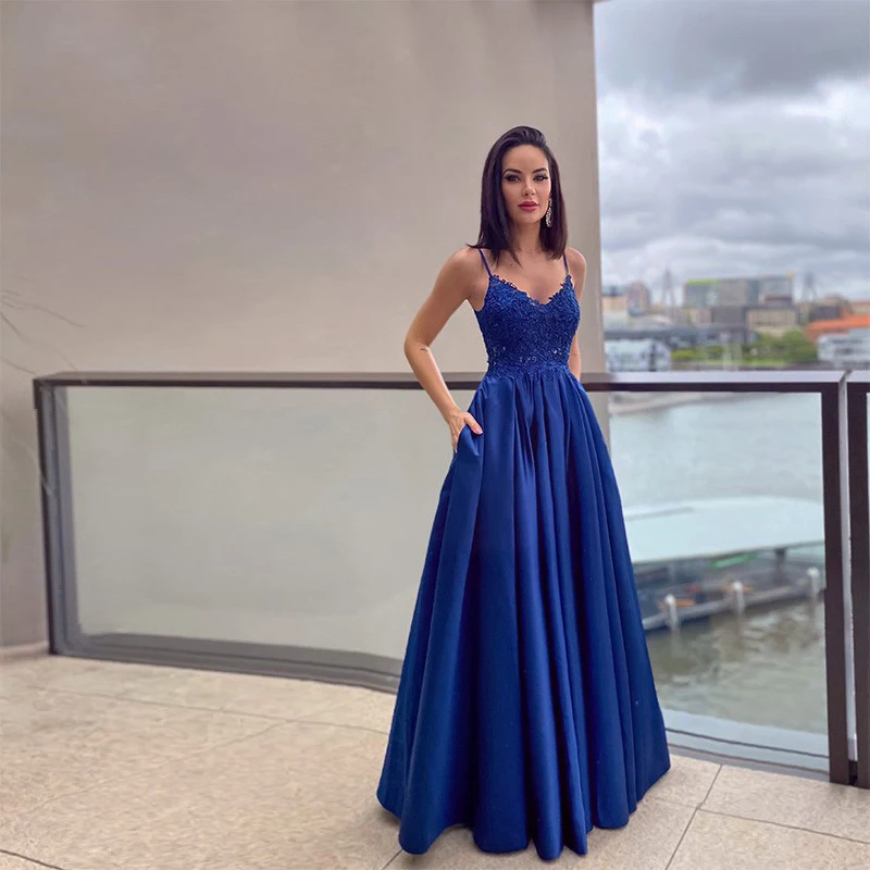 Blue Vintage Elegant Prom Dress Long V-Neck Spaghetti Strap Lace Appliques Satin Pleated A-Line Women Formal Evening Party Gowns
Blue Vintage Elegant Prom Dress Long V-Neck Spaghetti Strap Lace Appliques Satin Pleated A-Line Women Formal Evening Party Gowns