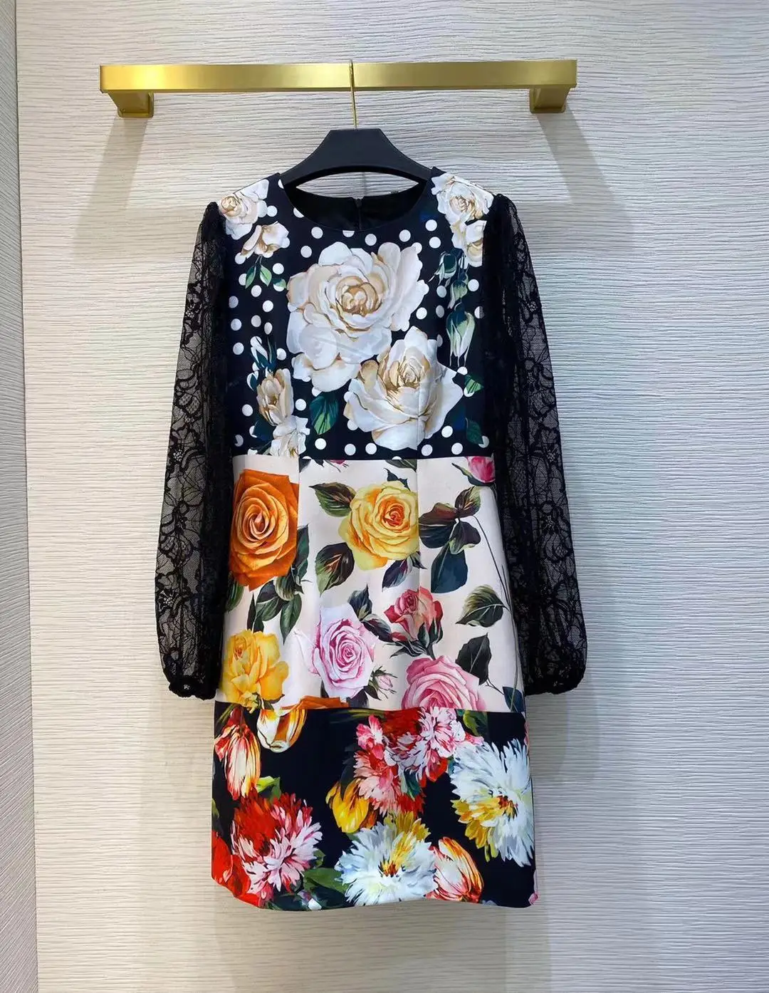 2021 Summer Women Runway Flowers Print Dress Lace Patchwork O-Neck Long Sleeves Empire Mini Hot Sale Dress
2021 Summer Women Runway Flowers Print Dress Lace Patchwork O-Neck Long Sleeves Empire Mini Hot Sale Dress