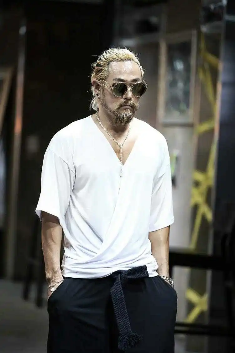 T-shirt Men New Solid Color V-neck Asymmetrical Folds Loose Trend Short-sleeved Top Half-sleeved Black And White Personality
T-shirt Men New Solid Color V-neck Asymmetrical Folds Loose Trend Short-sleeved Top Half-sleeved Black And White Personality