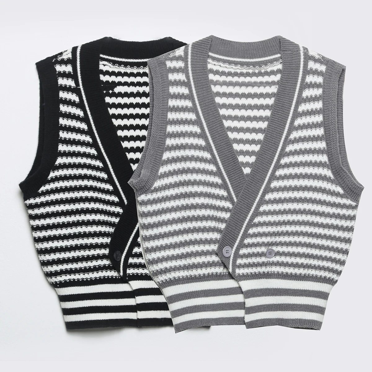 KRSB 2021 Spring Autumn Women's Black Gray v-Neck Single-Breasted Sweater Vest Horizontal Striped Knit Top Retro British Style
KRSB 2021 Spring Autumn Women's Black Gray v-Neck Single-Breasted Sweater Vest Horizontal Striped Knit Top Retro British Style