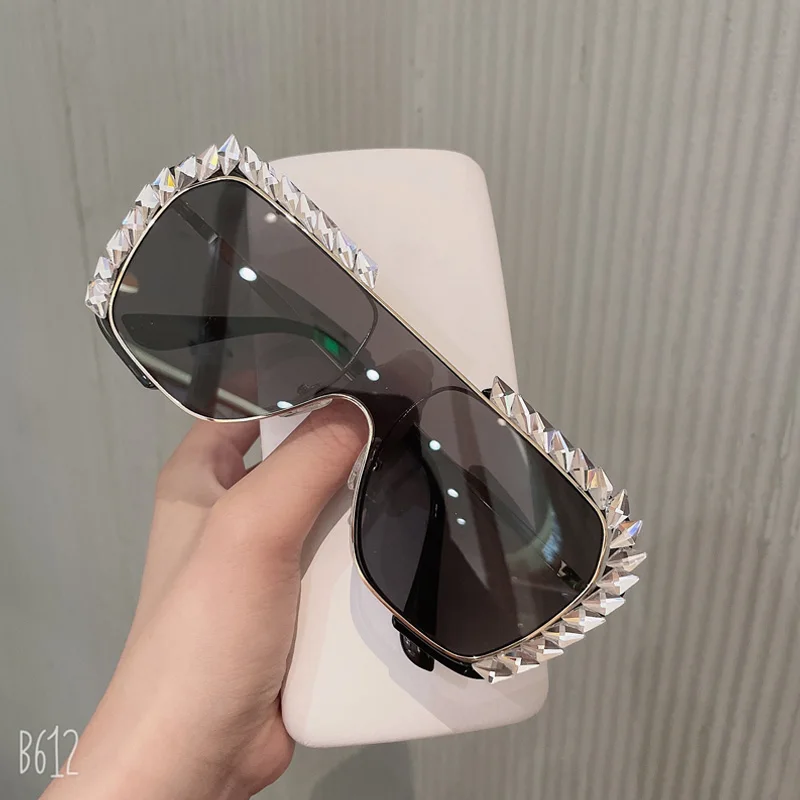 Brand Design Handmade Rhinestone Cat Eye Sunglasses Fashion Glasses Women Flower with Pearl Round Vintage Sunglasses Beach Party
Brand Design Handmade Rhinestone Cat Eye Sunglasses Fashion Glasses Women Flower with Pearl Round Vintage Sunglasses Beach Party