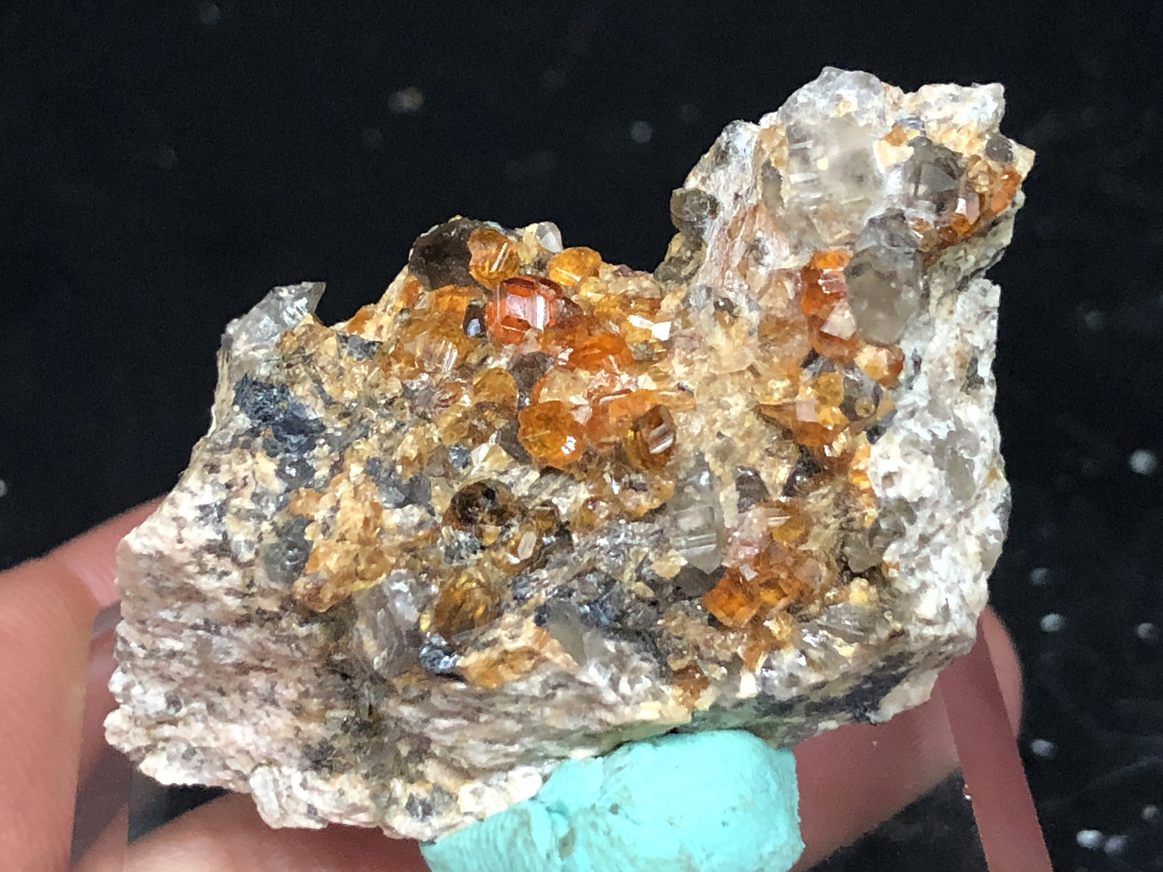 100% natural crystal garnet, tea body crystal, feldspar mineral crystal symbiosis
100% natural crystal garnet, tea body crystal, feldspar mineral crystal symbiosis