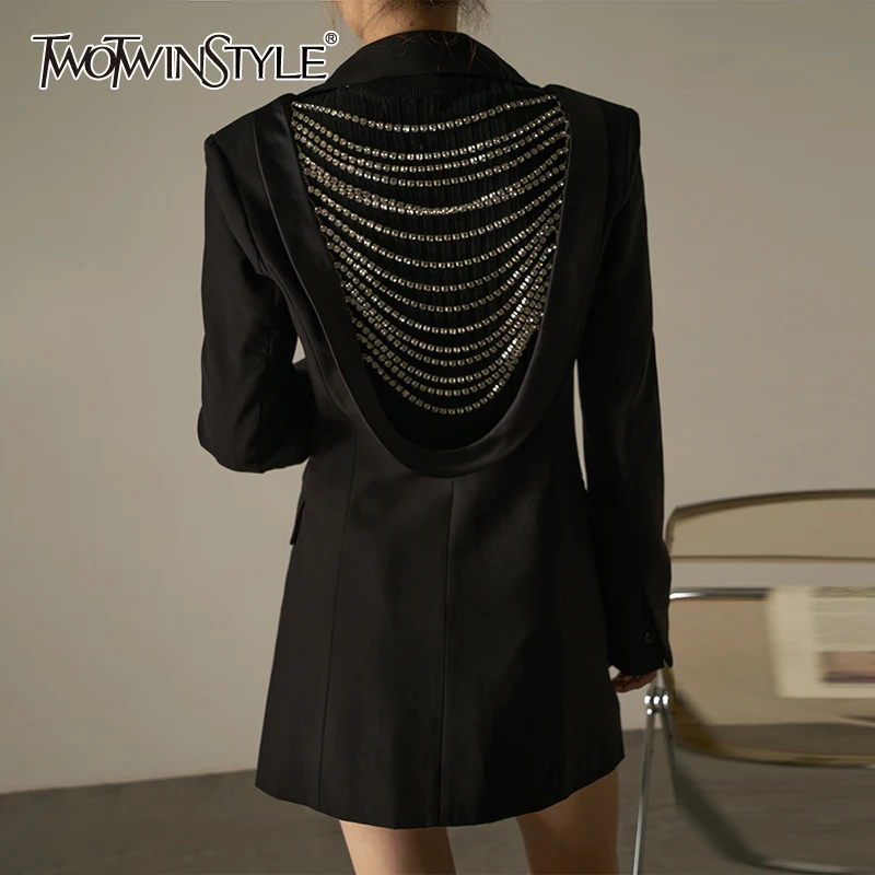 TWOTWINSTYLE Back Hollow Out Coats For Female Lapel Collar Long Sleeve Patchwork Chain High Waist Slimming Women's Caual Coat
TWOTWINSTYLE Back Hollow Out Coats For Female Lapel Collar Long Sleeve Patchwork Chain High Waist Slimming Women's Caual Coat