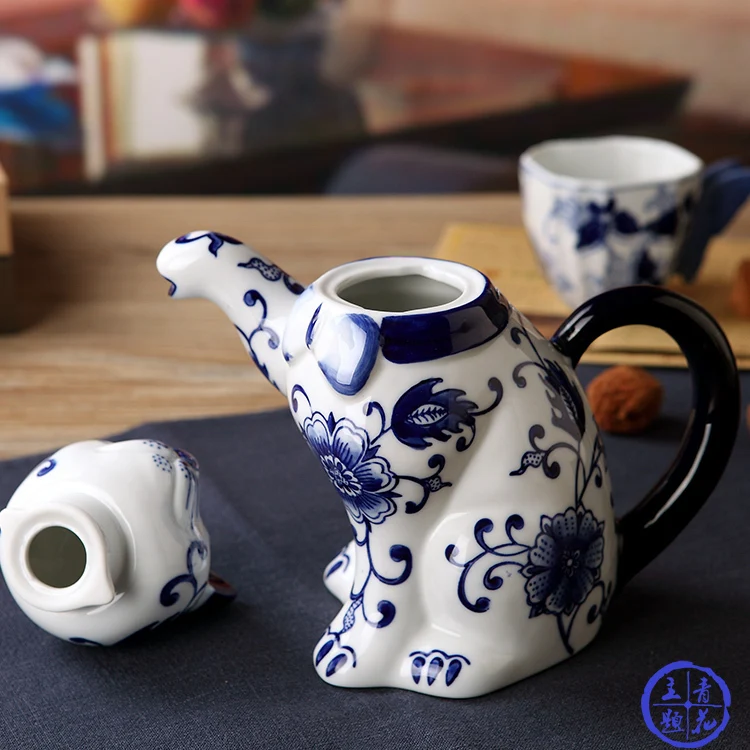 Chinese style Jingdezhen blue and white porcelain lucky cat teapot home decoration Japanese classical artist ceramic tea pot | Дом и сад