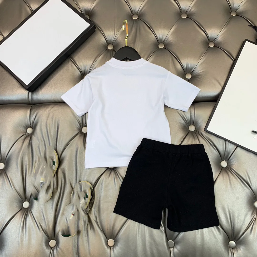 2021 New summer white T-shirt + black shorts animal pattern pure cotton boy suit high end brand boy's clothing Y
2021 New summer white T-shirt + black shorts animal pattern pure cotton boy suit high end brand boy's clothing Y