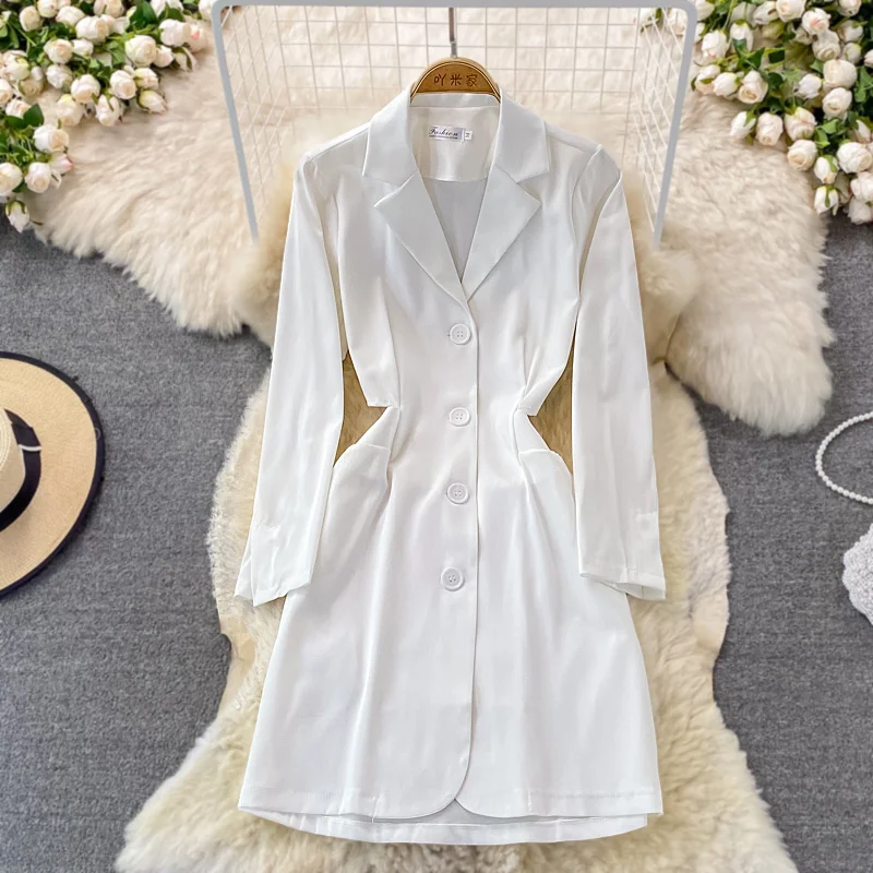 Женское однобортное платье-блейзер с отложным воротником и длинным рукавом
Женское однобортное платье-блейзер с отложным воротником и длинным рукавом