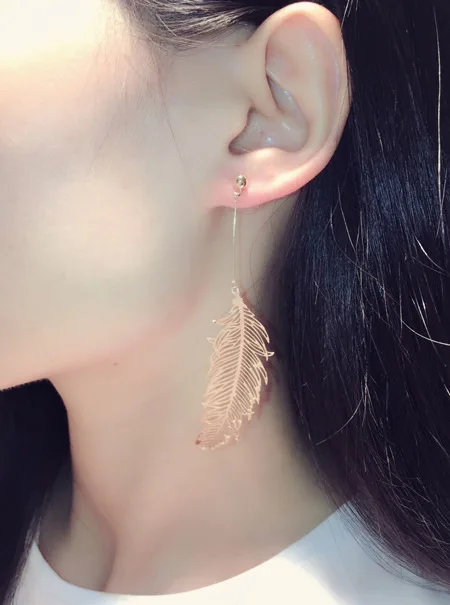2021 new fashion feather Shaped Earrings Exquisite earrings for banquet free shipping 
2021 new fashion feather Shaped Earrings Exquisite earrings for banquet free shipping