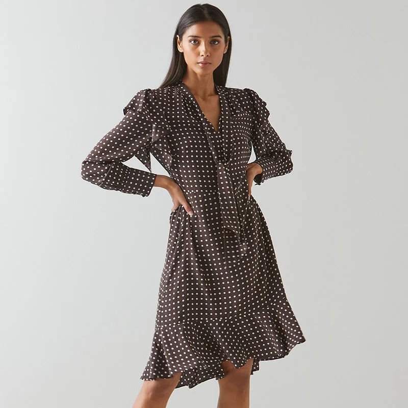 Early Autumn 2021 New Long Sleeve V-neck Ribbon Collar Ruffles Sleeve Wave Point Print Women Tea Break 100% Silk Dress
Early Autumn 2021 New Long Sleeve V-neck Ribbon Collar Ruffles Sleeve Wave Point Print Women Tea Break 100% Silk Dress