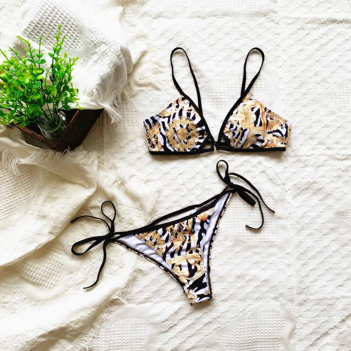 Sexy Bikini Pleated Bandeau Swimsuit Female Swimwear Women Mini Thong Bikini Set Bather Swimming Beachwear Bathing Suit
Sexy Bikini Pleated Bandeau Swimsuit Female Swimwear Women Mini Thong Bikini Set Bather Swimming Beachwear Bathing Suit