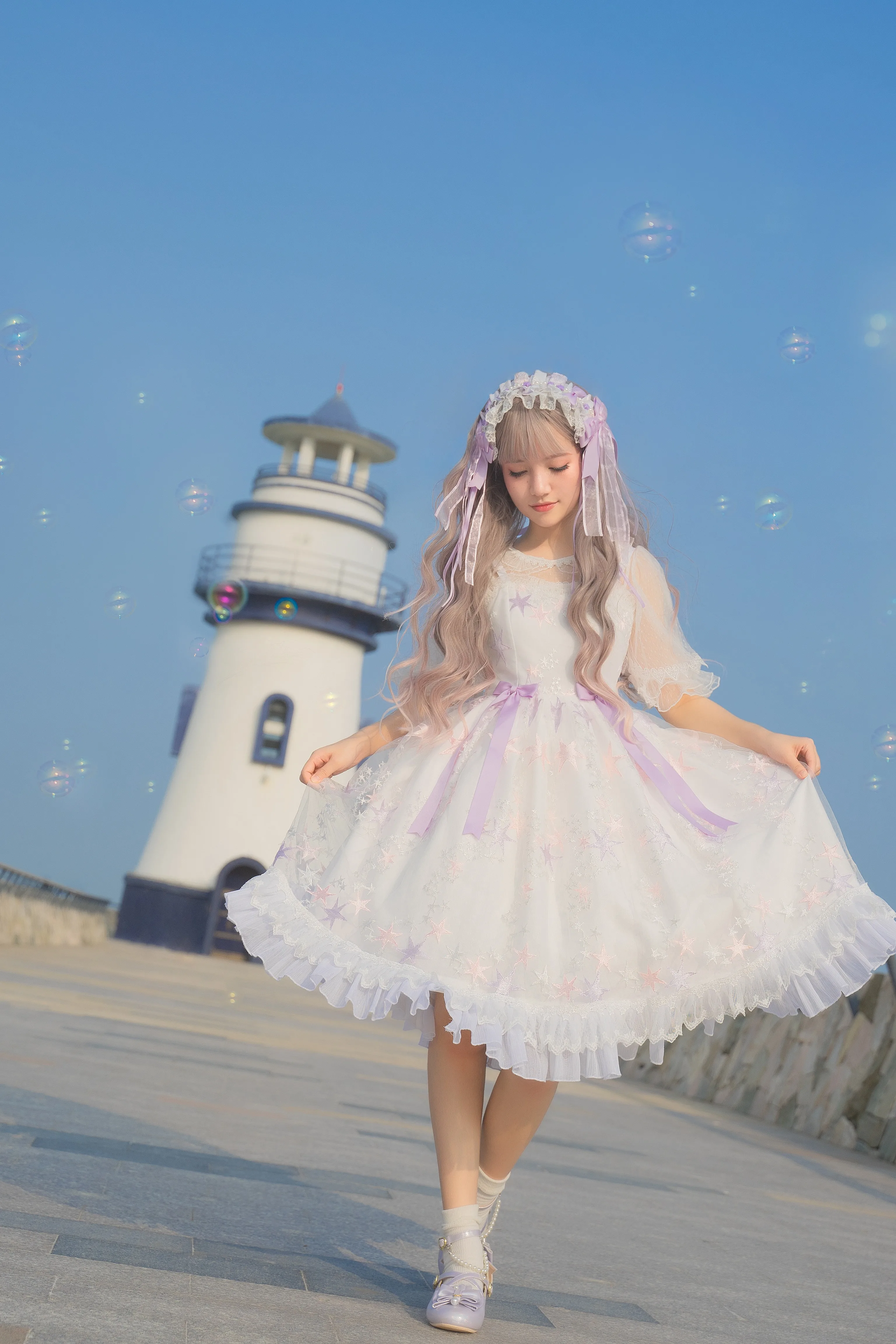 Платье в викторианском стиле, на бретелях, с высокой талией
Платье в викторианском стиле, на бретелях, с высокой талией