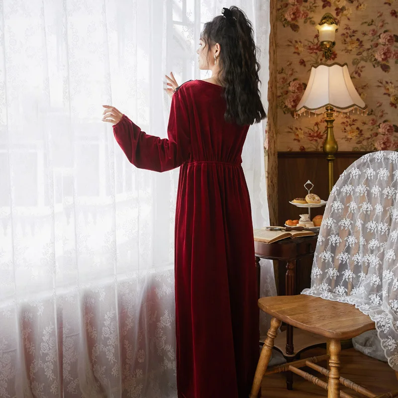 Femle Full Sleeve Palace Wind Velour Nightgown Sexy Black Lace Flower Trim Long Nightdress Silm Sleepwear Autumn Home Dress
Femle Full Sleeve Palace Wind Velour Nightgown Sexy Black Lace Flower Trim Long Nightdress Silm Sleepwear Autumn Home Dress