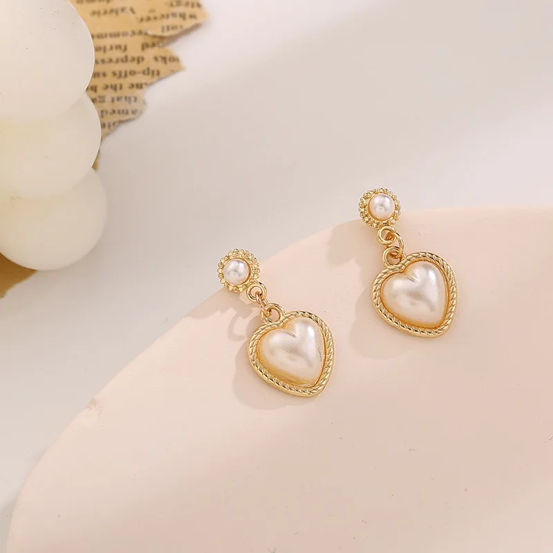 2020 New Fashion Baroque Love Heart Pendientes Mujer Moda Simulated Pearl Short Dangle Earrings for Women Girl Gifts
2020 New Fashion Baroque Love Heart Pendientes Mujer Moda Simulated Pearl Short Dangle Earrings for Women Girl Gifts