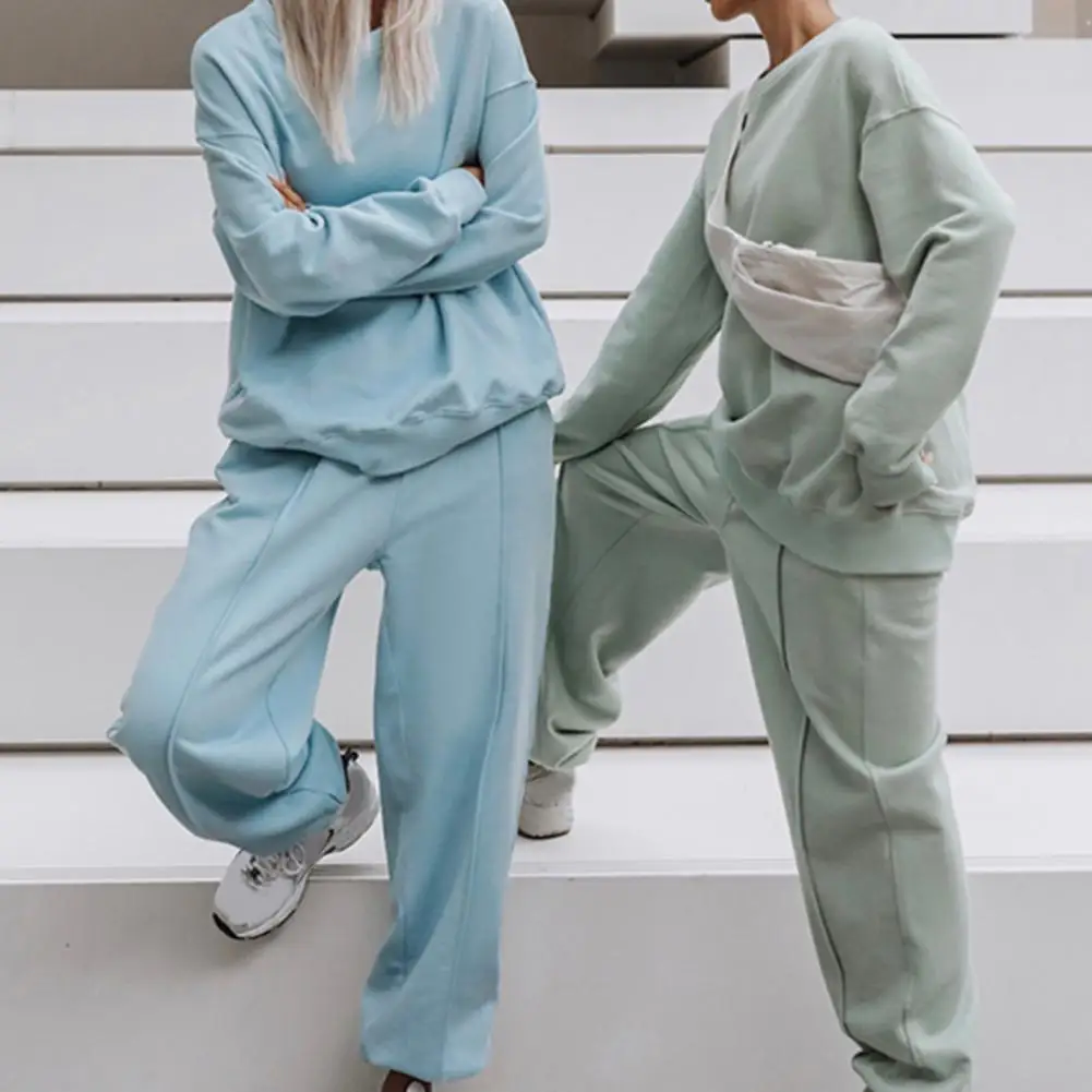 Костюм женский однотонный с длинными брюками и круглым вырезом 
Костюм женский однотонный с длинными брюками и круглым вырезом