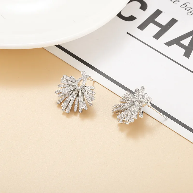 Korean jewelry personality fashion wild trend design earrings female exquisite full diamond geometric fan-shaped earrings
Korean jewelry personality fashion wild trend design earrings female exquisite full diamond geometric fan-shaped earrings