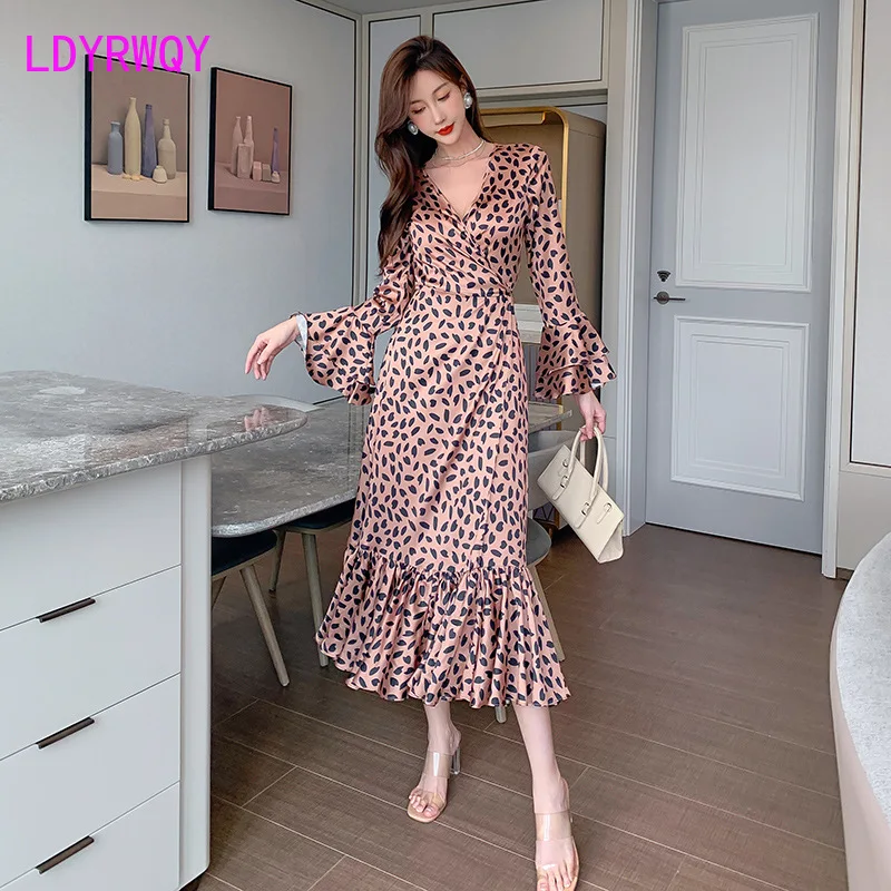 2021 autumn new French temperament V-neck leopard print temperament ruffled mid-length dress
2021 autumn new French temperament V-neck leopard print temperament ruffled mid-length dress
