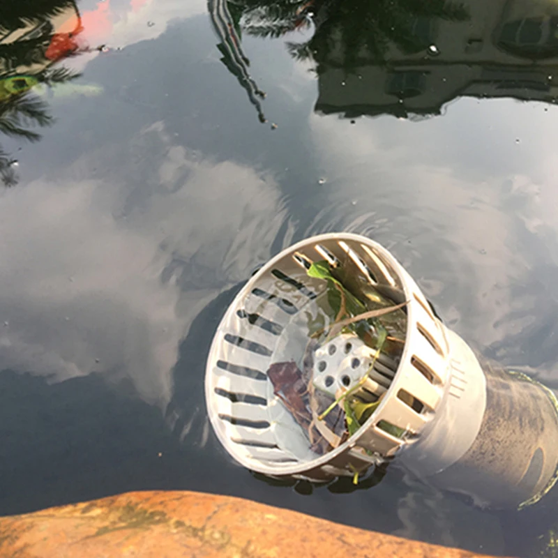 Вход в рыбный пруд КОИ. Большой садовый фильтр для пруда предотвращает попадание