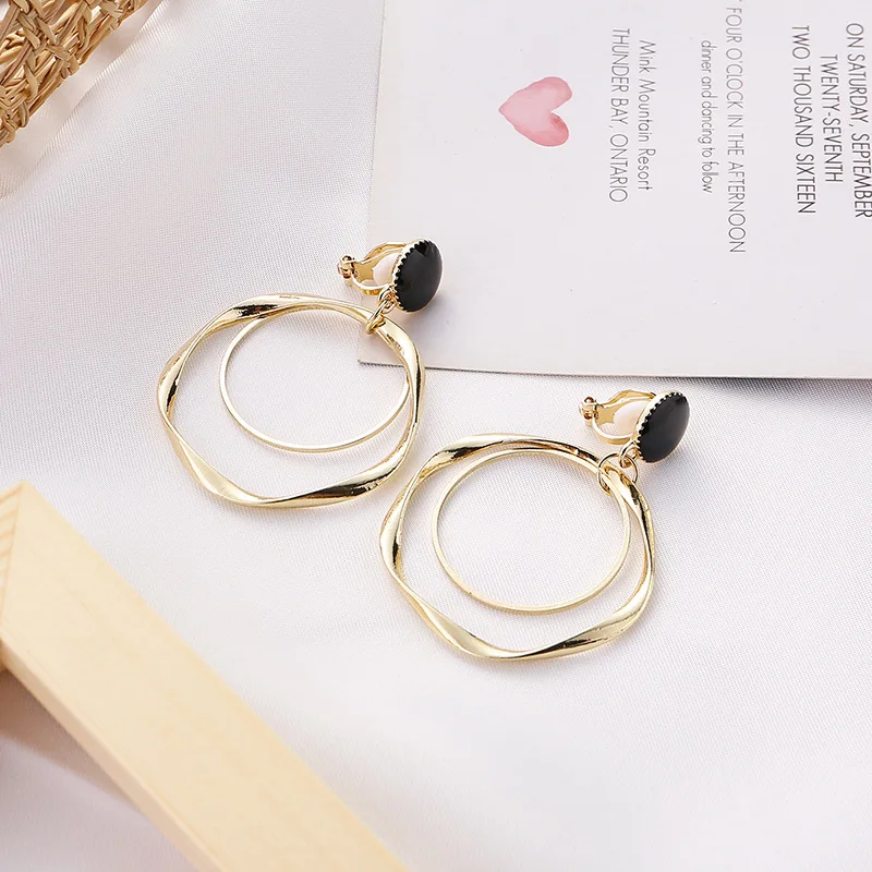 Korean Fashion Earrings Clip on Earrings Round Gold Earring for Women Fake Piercing Unusua Ljewelry 
Korean Fashion Earrings Clip on Earrings Round Gold Earring for Women Fake Piercing Unusua Ljewelry