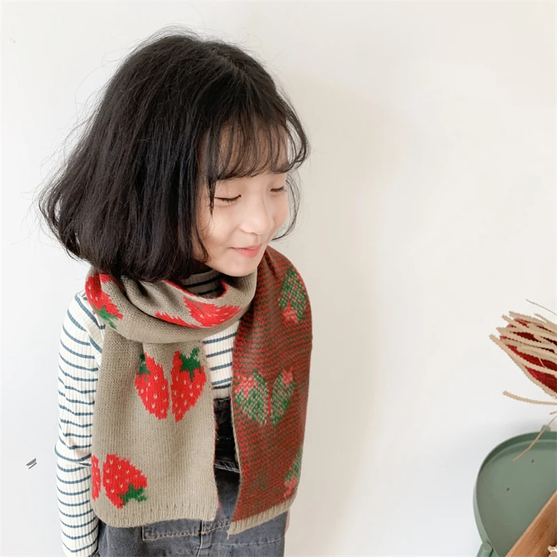 Осень-зима 2021, новый шерстяной вязаный детский теплый шарф в виде клубники 
Осень-зима 2021, новый шерстяной вязаный детский теплый шарф в виде клубники