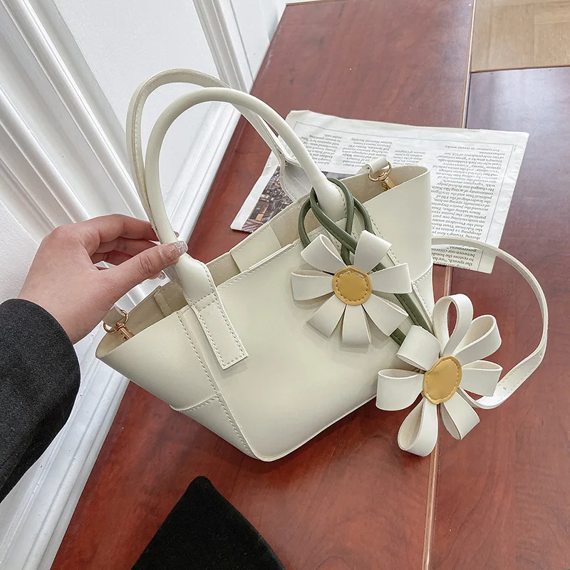 Luxury Flower Decoration Women Handbag New Large Capacirty Shoulder Messenger Bags For Women Famous Brands Tote Bag 2021
Luxury Flower Decoration Women Handbag New Large Capacirty Shoulder Messenger Bags For Women Famous Brands Tote Bag 2021