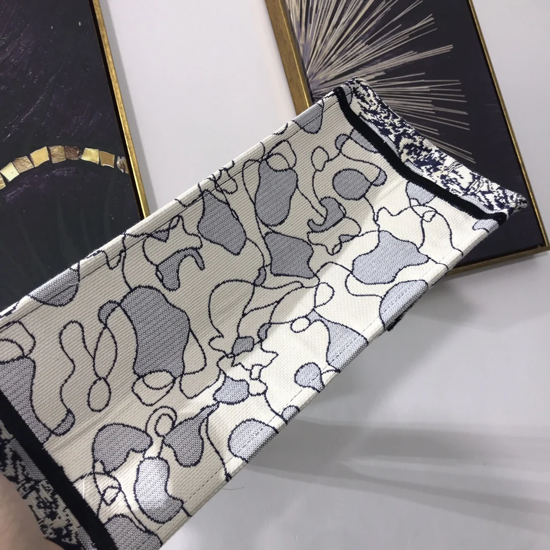 2021 Women Fashion Luxury brand Women Classic High Capacity Handbags Book Tote Travel Luxury Hand Bag Female Large Shoulder Bag
2021 Women Fashion Luxury brand Women Classic High Capacity Handbags Book Tote Travel Luxury Hand Bag Female Large Shoulder Bag