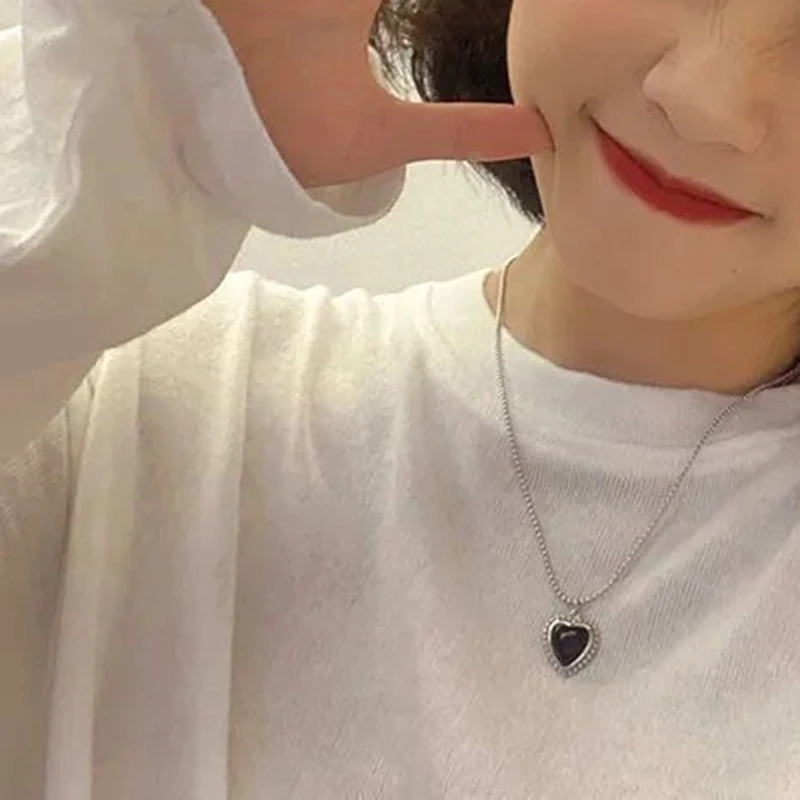 Fashion Simplicity Black Crystal Heart-Shaped Pendant Necklace Korean Style Clavicle Chain Necklace for Women Party Jewelry NEW
Fashion Simplicity Black Crystal Heart-Shaped Pendant Necklace Korean Style Clavicle Chain Necklace for Women Party Jewelry NEW